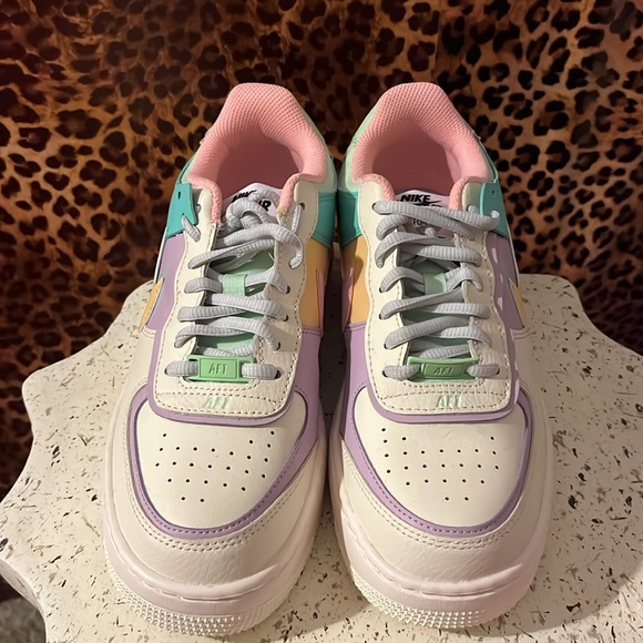 Nike - Picture 5 of 9